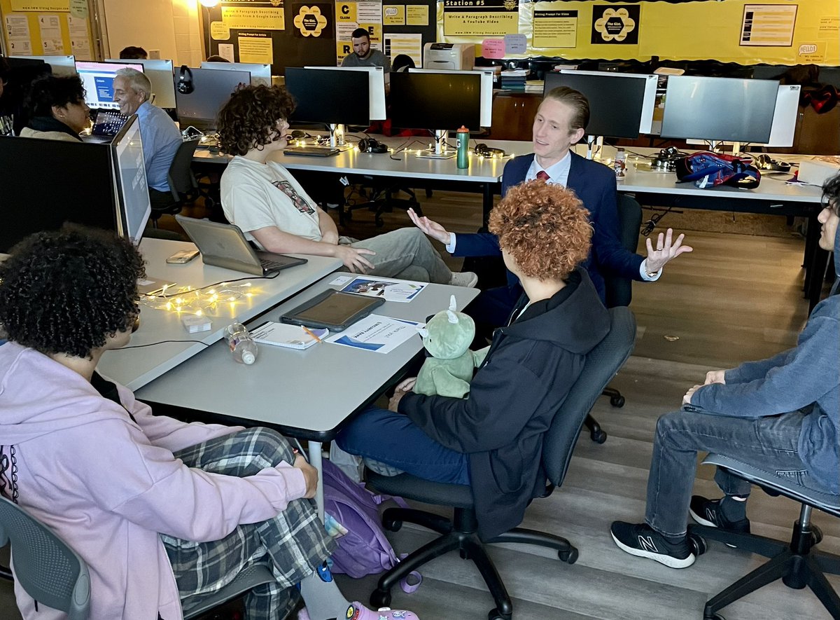 LauraHarsch1's tweet photo. Professionals from @BOKFinancial @KansasCity and @securitybankkc shared financial information with @SMWestOffice #FinancialLit students and presentation feedback. #ExpandingOurNetwork https://t.co/HFC6eroqrU