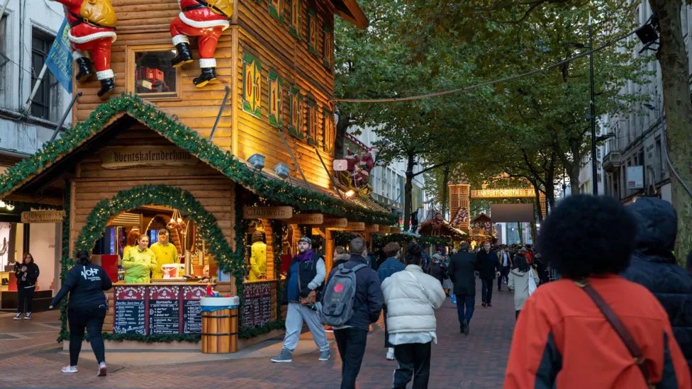 Birmingham’s Christmas market is open to the public! Located on New Street and Victoria Square, it will run until 24th December. A statement from the local authority said that the attraction will welcome 100+ stalls & support over 7,000 jobs. 📸: @bbcmtd / @BhamCityCouncil