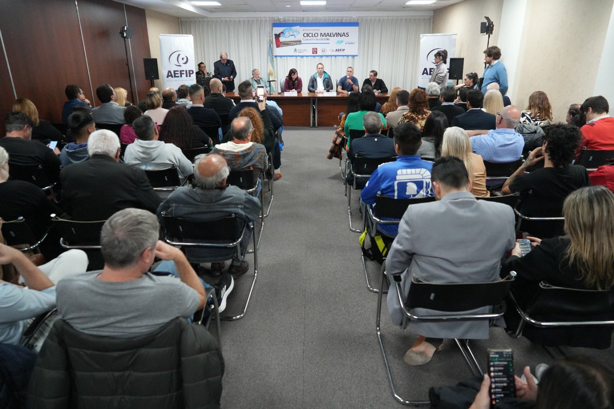 AefipM's tweet photo. Ayer con la presencia de la Ministra de Trabajo de la Nación se inauguró el Ciclo de Charlas "Malvinas, una causa inclaudicable" en la sede de nuestra Organización Sindical porque los trabajadores y trabajadoras no olvidamos a nuestros héroes y reinvidicamos la soberanía https://t.co/nXJoAnIzbq