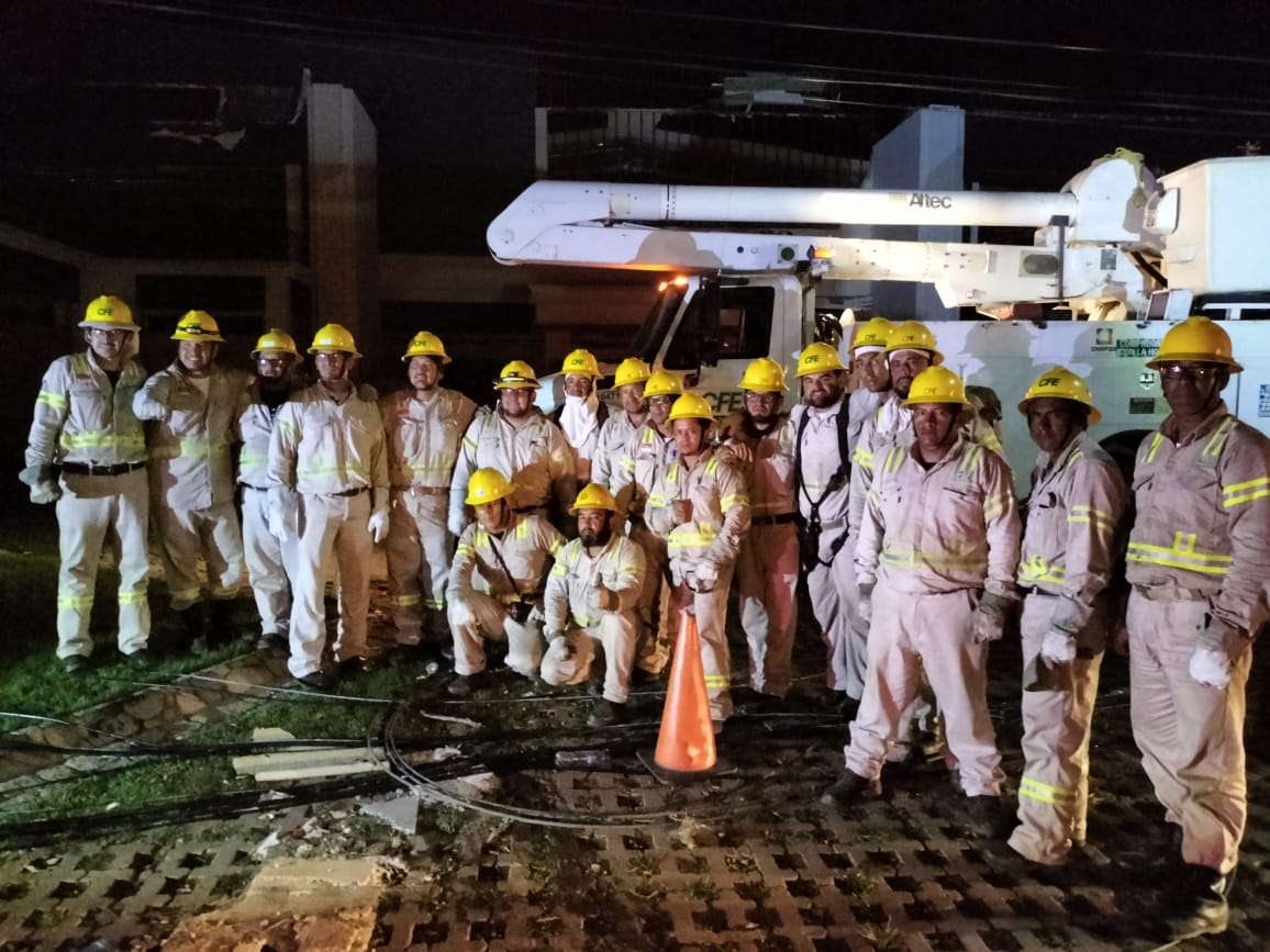 CFEmx's tweet image. #JuntosPorGuerrero | Cuadrillas de la CFE, trabajan por largas jornadas en Boulevard de las Naciones para completar las líneas de suministro eléctrico hacia el aeropuerto de Acapulco.