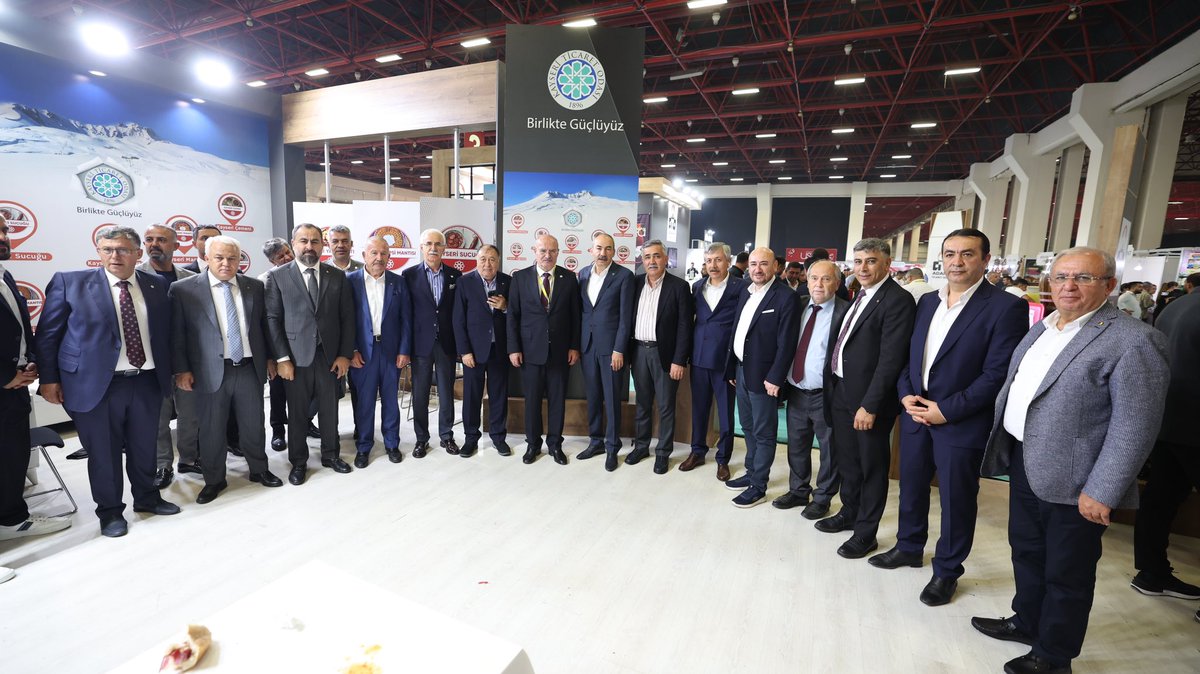 Kayserito's tweet photo. 📍 #yorex
YÖREX’in açılışını yapan #TOBB Başkanımız Sayın @RHisarciklioglu , Antalya Valisi Sayın Hulusi Şahin ve Şehir Protokolünü Kayserimizin Yöresel ürünler standımızda ağırladık.İlimize özgü Yöresel Ürünlerimizi tanıttık. İlgi ve alakalarından dolayı teşekkür ediyoruz. https://t.co/I780ZK8dw3