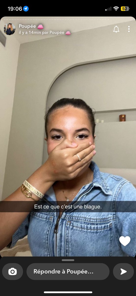 constan01050896's tweet photo. c est pas elle qui disait qu elle était triste par rapport au fait que ses enfants voit eux même que leur mère est accro à a son tel et qu elle s amuse pas avec eux et elle disait qu elle devrait se faire suivre et la elle perd son snap et elle essaye de le récupérer malade elle https://t.co/9XfUlcdUeq