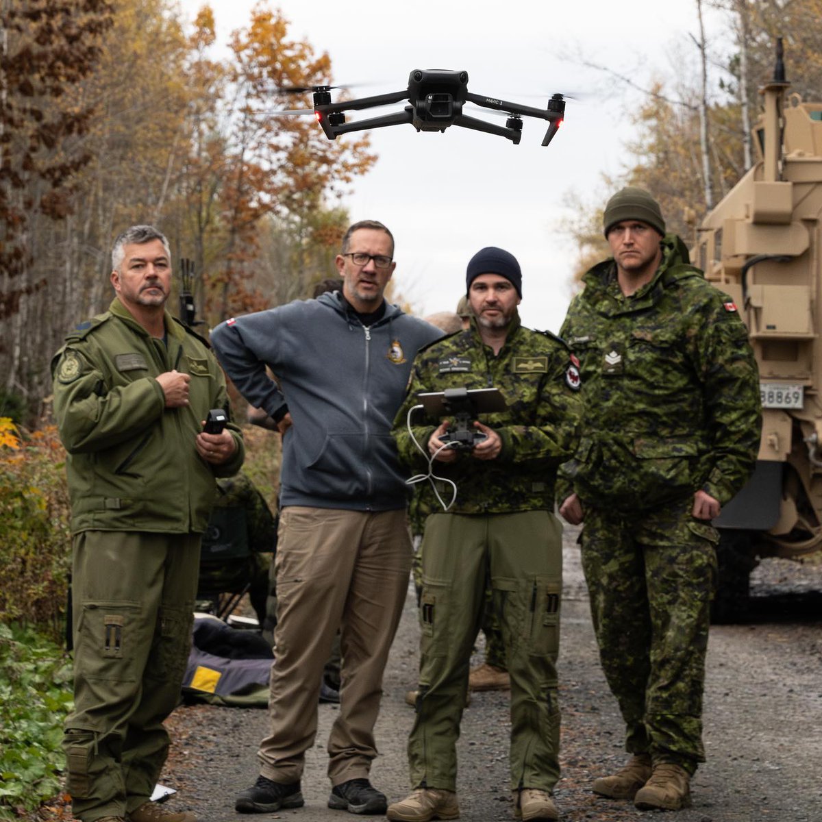 ForcesCanada's tweet photo. Environ 180 membres des #FAC ont accueilli près de 150 militaires de pays partenaires à l’occasion de l’#ExARDENTDEFENDER, un ex international de lutte contre la menace explosive tenu à la Base de soutien, 5e Div du Canada Gagetown, du 20 oct au 2 nov.  https://t.co/Nsq1F7T38I https://t.co/RXFLBkgSgB