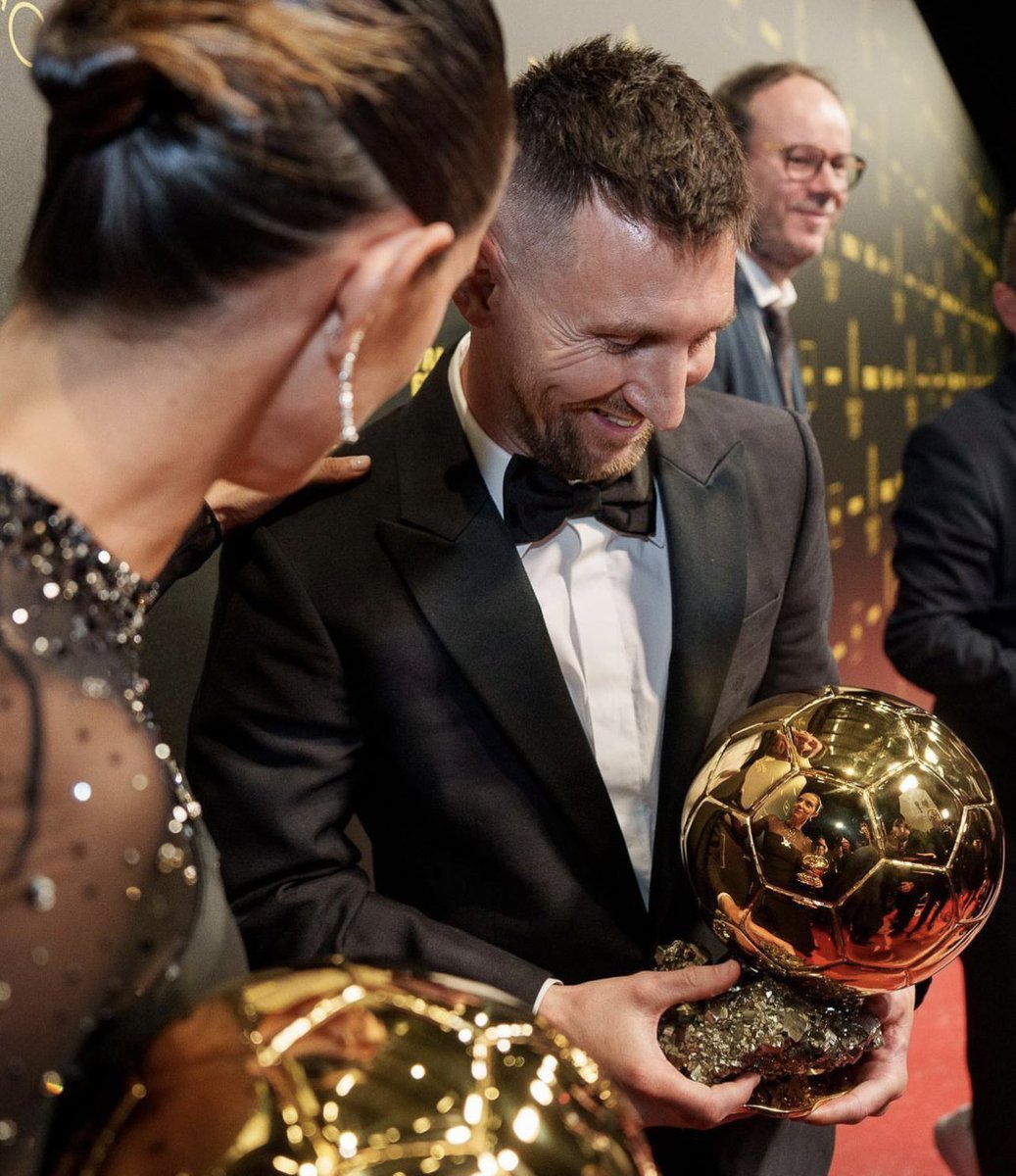 _m20ii's tweet photo. أيتانا بونماتي: قلت لميسي مبروك على البالوندور الأولى لك وضحك. هو شخص ودود للغاية وتحدثنا أيضاً قبل الحفل و قبل الصعود للمسرح لأنه كان يقف خلفي. https://t.co/Ng7CQInAQ0