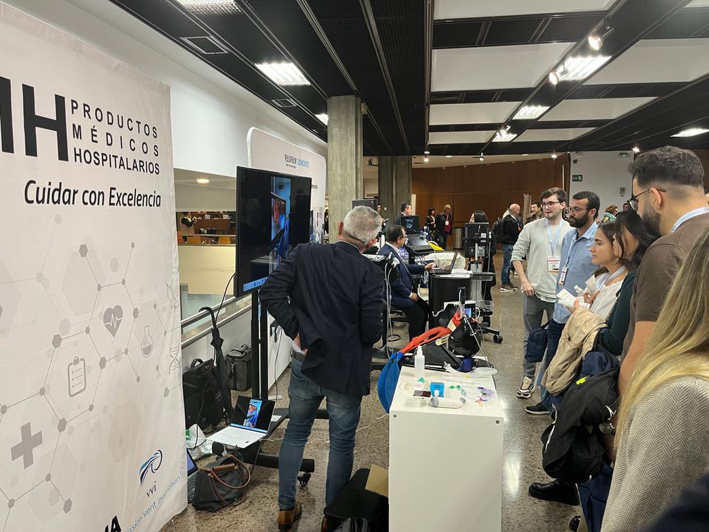 VISIONDSG3MoroT's tweet photo. Por primera vez presentacion de #VisionMask al colectivo de anestesia en toda Catalunya. Iniciando un camino para ampliar aún más la seguridad en todos los quirófanos. Gracias a la organización y al Dr. Marc Bausili presidente del comité organizador SCARTD 2023 en Terrassa. #PMH https://t.co/9zC54GCbr6