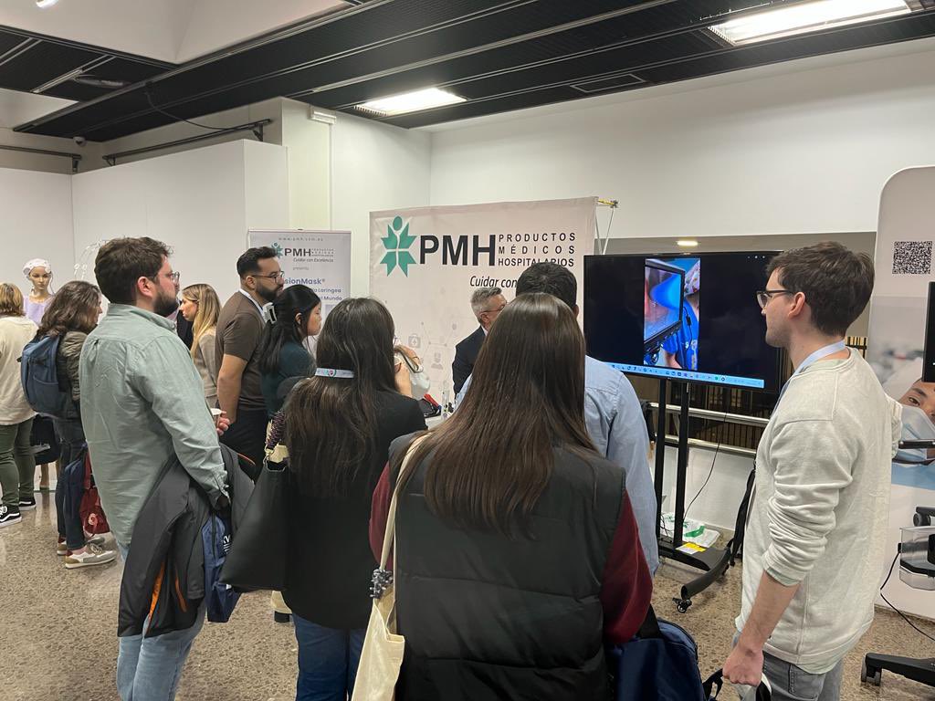 VISIONDSG3MoroT's tweet photo. Por primera vez presentacion de #VisionMask al colectivo de anestesia en toda Catalunya. Iniciando un camino para ampliar aún más la seguridad en todos los quirófanos. Gracias a la organización y al Dr. Marc Bausili presidente del comité organizador SCARTD 2023 en Terrassa. #PMH https://t.co/9zC54GCbr6