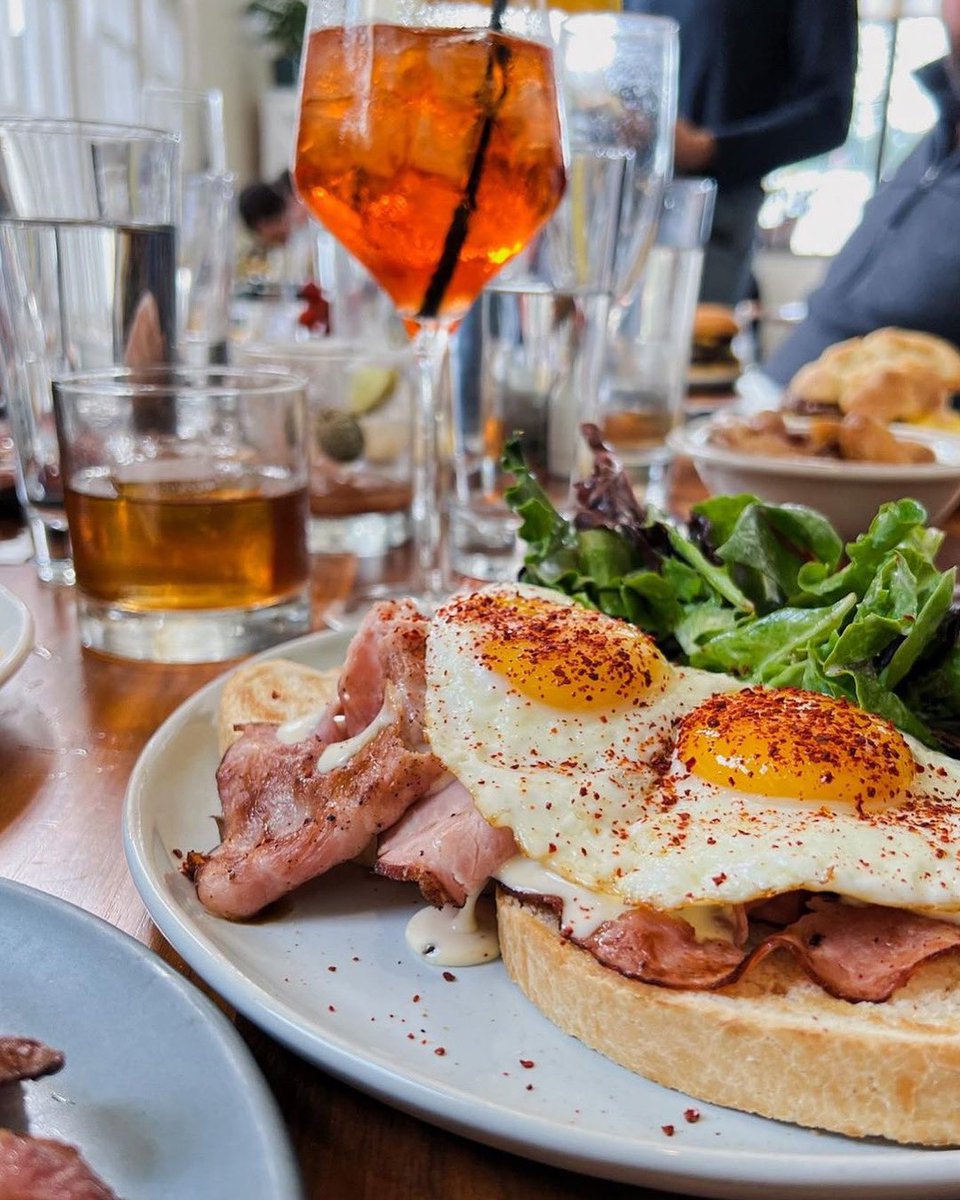 Honor the day of the sandwich with our Croque Madame! Complete with brioche, ham, sunny eggs, and Mornay sauce, served alongside a fresh salad. Here’s to a delicious day! 🥪🌞 🍳🍞