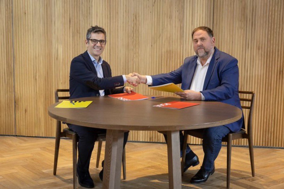 SergiMaranya's tweet photo. 🤔 LA GRAN ESTAFA D’ER 🤔

Esquerra Republicana us vendrà que ha aconseguit, entre d’altres molles de pa, el traspàs de Rodalies, la condonació de part del deute autonòmic. la continuïtat de la taula de diàleg i l’amnistia.  
Anem a pams i analitzem la realitat que segurament no us explicaran tan clarament els mitjans tradicionals:

Sobre el traspàs de Rodalies s’ha decidir crear una empresa que porti el nom ‘Rodalies Catalunya’, però tindrà un Consell d’administració controlat en un 50% pel Gobierno. Els acords “estratègics” que s’hagin de prendre no es podran fer sense la benedicció del Gobierno. Tampoc es parla del traspàs de totes les línies, si no d’uns trams concrets.

Pel que fa a la condonació del deute, ER ha treballat per a la resta de comunitats que vomiten contra Catalunya, ja que ha aconseguit el ‘café para todos’. És a dir, que es “facilitarà” el finançament de Catalunya a través d’un mecanisme que pel qual l’Estat assumirà part del deute econòmic i que es farà extensible a totes les comunitats autònomes que ho vulguin.

De la taula de “diàleg” que tant “èxit” va aconseguir la passada legislatura espanyola, Esquerra Republicana ha arrencat un gran compromís: no fixar cap data per a la propera reunió. Recordem que la última va ser al juliol de l’any passat i ja en coneixeu els resultats.

I sobre la l’amnistia… ni a Junts li sembla bé el resultat, motiu pel qual encara estan intentant negociar com “millorar-ho”. De moment Junqueras ja ha dit feliçment que “serà per tothom sense exclusions”. Bé, sapigueu que “sense exclucions” inclou els policies que cantaven l’ “a por ellos” i que van atonyinar de manera indiscriminada i desproporcionada tothom que volia votar. ER ha decidit perdonar-los. 

Aquesta gran estafa d’ER implicarà per aquest partit, i això no ho explicaran, garantir-se una subvenció econòmica durant tota la legislatura, diners que utilitzarà el partit per mantenir l’estructura per seguir prenent el pèl als catalans que encara volen creure que realment el seu objectiu principal és la independència.
