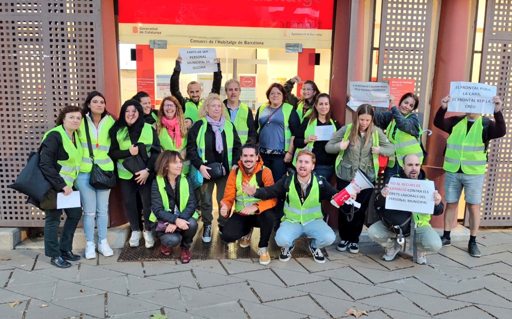 fronthabitatge's tweet photo. L'Assemblea de Frontals reunida avui ha decidit mantenir les properes dates de vaga si @bcn_ajuntament #IMHAB no avança en les (no) negociacions.

Properes convocatòries de vaga al novembre 🗓️📢

➡️ Dijous 9
➡️ Dijous 16
➡️ Dijous 23
➡️ Dijous 30

La nostra força, la gent ‼️‼️ https://t.co/e87gPnfzyT