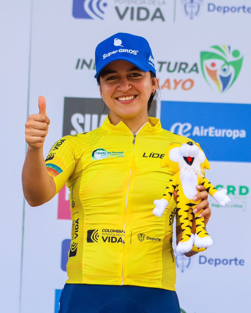 Kimberly Escobar del <a href="/Team_SuperGIROS/">TeamSuperGIROS Alcaldía de Manizales</a> <a href="/SuperGIROS_/">SuperGIROS Oficial</a> <a href="/CiudadManizales/">Alcaldía de Manizales</a> <a href="/GoberCaldas/">Gobernación de Caldas</a> <a href="/BetPlayCO/">BetPlay</a> <a href="/Baloto_Colombia/">Baloto</a> <a href="/Electrolit/">Electrolit</a> SuSuerte.Com ganó la primera etapa del Tour Femenino en Orito (Putumayo) y es la primera líder de la carrera. Mañana crono individual.
