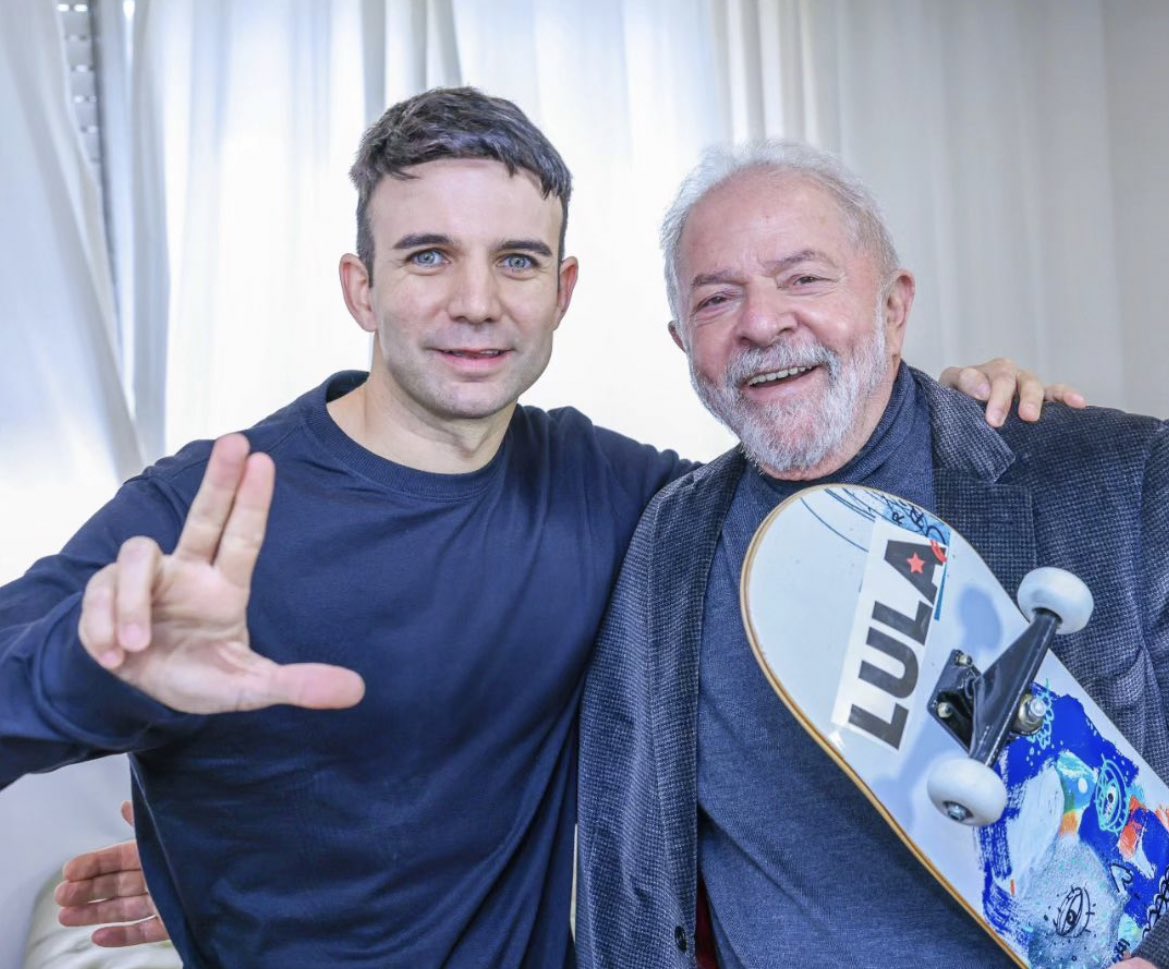 LelinhoLopes's tweet photo. Com @LulaOficial em defesa da democracia e do povo pobre! Nós, vereadores do PT de Bagé, vamos seguir investigando o caso das 8 mil cestas básicas estocadas pelo prefeito bolsonarista.

Sigam nosso perfile deem RT! Petista apoia petista! 👊 https://t.co/FzDcwUkqPO