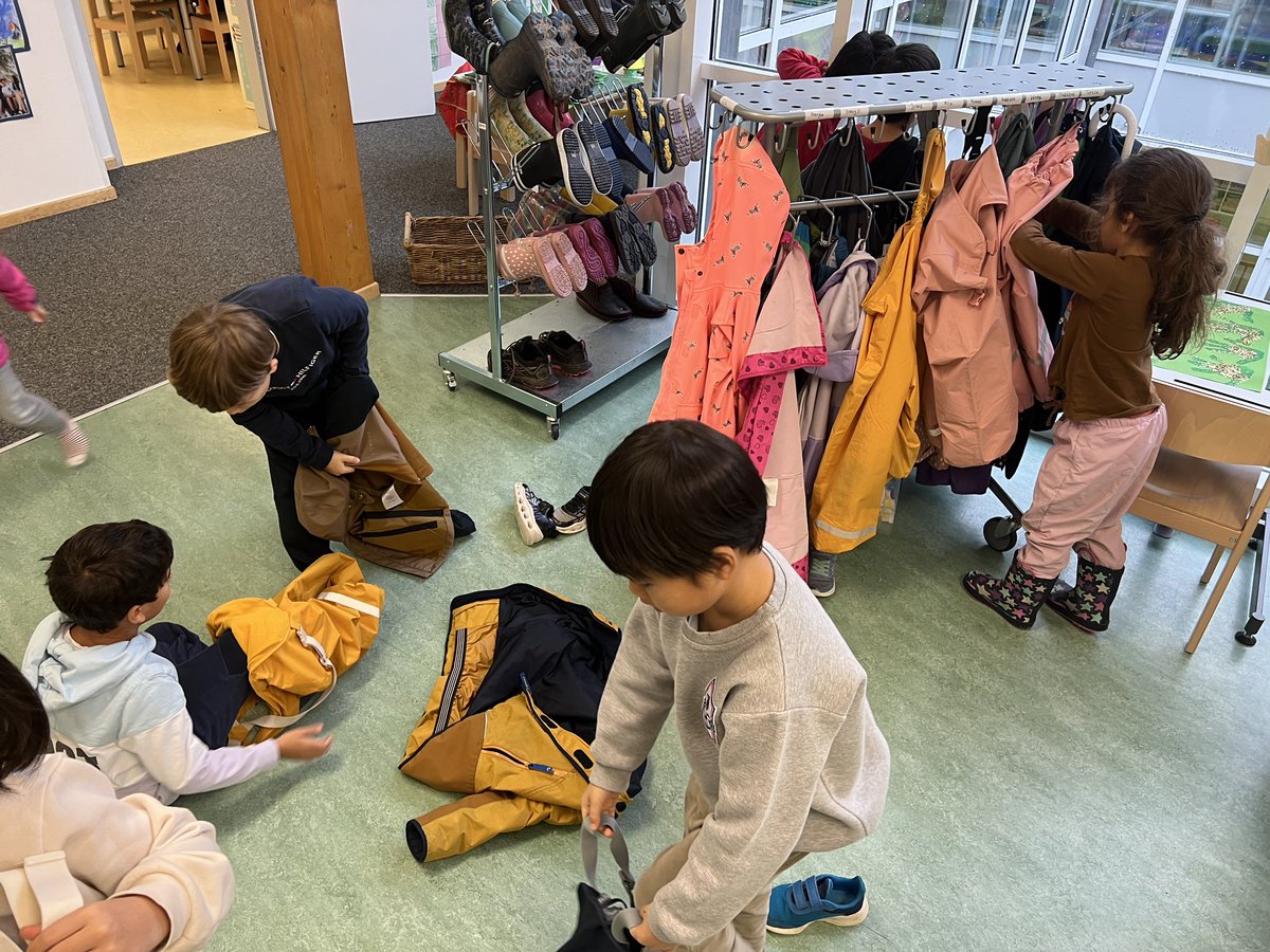 Writing for a purpose… these G1 writers are practicing their procedural writing skills. ✍️ They wrote how to get ready for a wet recess and then right after that, they followed their own instructions and prepared to go out in the rain to play! ☔️