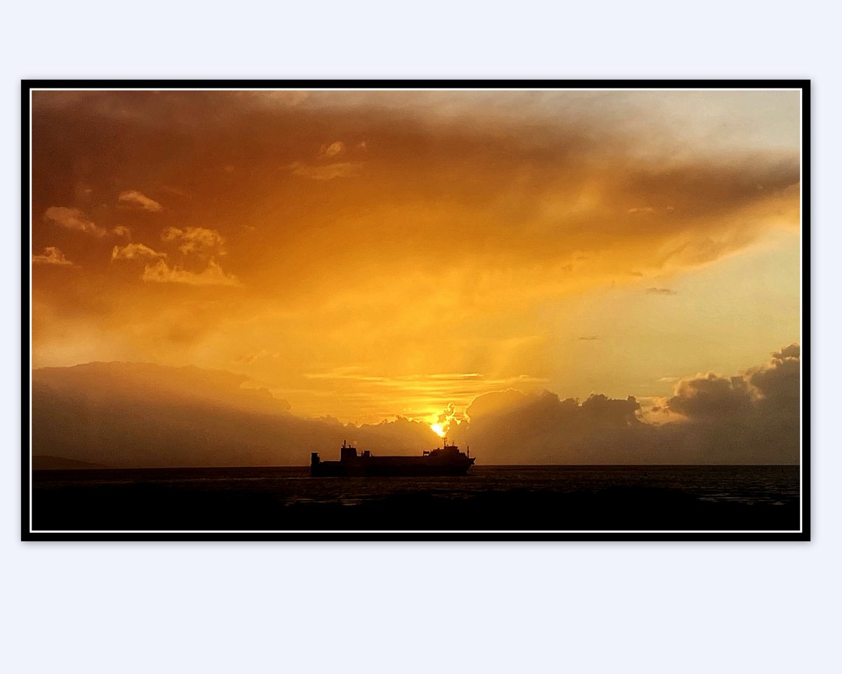 PeterLeadbetter's tweet image. "Heading out of the River Mersey" Glorious sunset last night from Crosby Beach @CanalRiverTrust @CrosbyBeachFOG @CrosbyBubble @GarstonCoastal @MerseyRivers @MerseyFerries @LiverpoolTweeta @LiverpoolArt #crosby #rivermersey #seascape #sunsetphotography