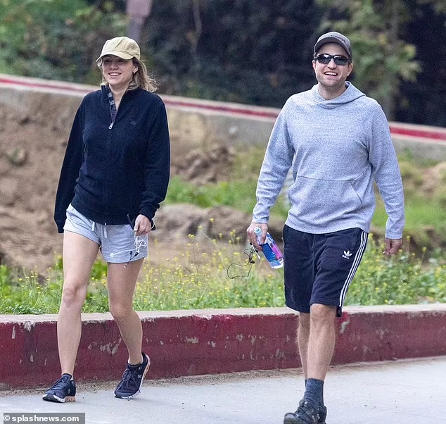 pattinsonphotos's tweet photo. Robert Pattinson and Suki Waterhouse spotted on a hike in Los Angeles! 👀👀👀👀 https://t.co/7pUE7484U3