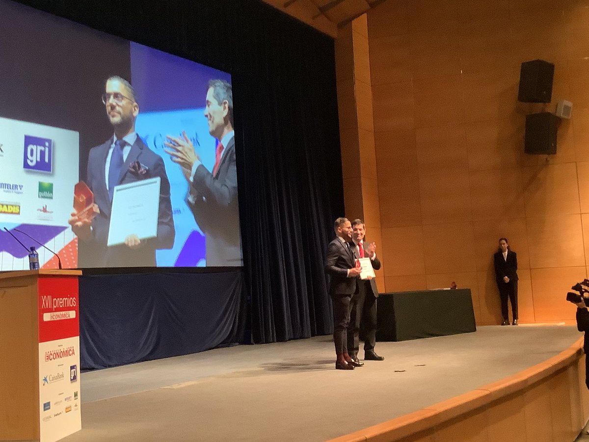 #premioscyleconomica23 Mejor Empresa Rural: Jorge Guijarro, CEO de <a href="/terrabuey/">TERRABUEY La Brasería de Cuellar</a>, recoge el premio de manos de <a href="/paco_hevia/">Francisco Hevia</a>, director corporativo de <a href="/Gullon_esp/">Gullón</a>