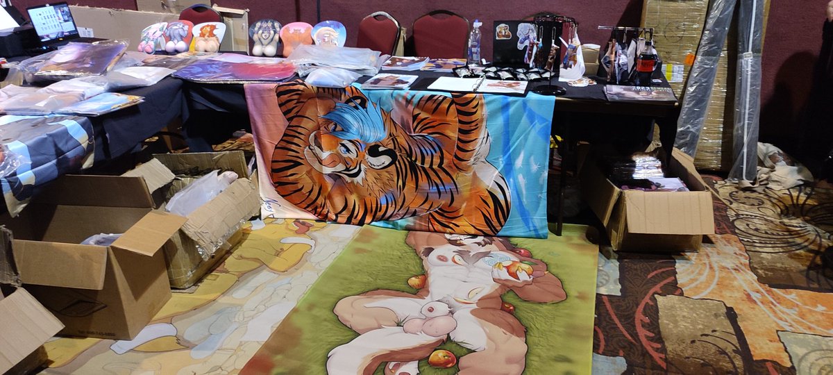 Hey everyone, today I'll be at Fluff and Stuff (former Furry Dakimakura) booth, at the Black Market at BLFC 2023 selling merch (including this nice Beach towel), taking con commissions and signing books;)