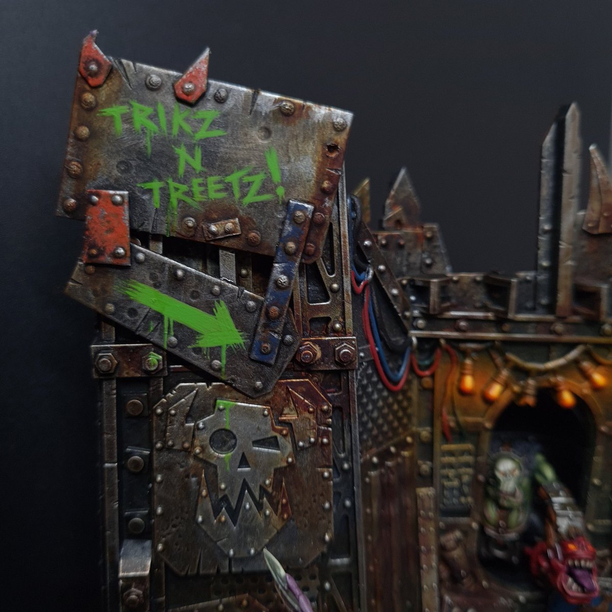 XD_Mitch's tweet photo. TRIKZ N TREETZ! I did a fun diorama for #halloween and #orktober of some gretchin cosplaying as some #warhammer40k #daemon #primarchs for trick or treating! I will post the kitbashed characters' closeups shortly. Enjoy!

#diorama #WarhammerCommunity @warhammer #orks #gretchin https://t.co/EYi1CGPUWH