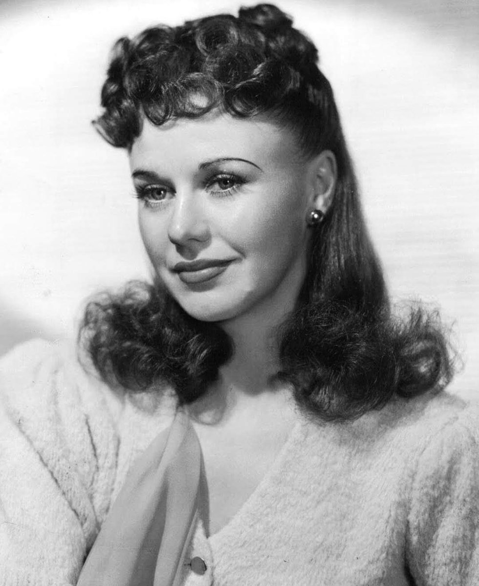 JuanmadelaPoza's tweet photo. ¿Cuál es tu interpretación favorita de #GingerRogers? Kitty Foyle, una chica humilde de Filadelfia que mantiene una relación amorosa con un rico heredero, en #EspejismoDeAmor (#KittyFoyle, 1940), de #SamWood. Un buen melodrama por el que ganó un inesperado #PremioÓscar en 1941. https://t.co/JpnziCdmWk