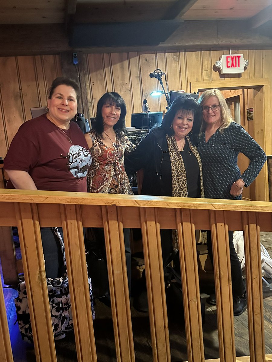 NyCArole426's tweet photo. #DCGirls @diamondfroggy @dawnlovesdavid2 @NyCArole426 were so happy to see our #DCSis @NYRTina @thedavidcook @DarylsHouseClub #2023Nov1 https://t.co/61VceBs0RO