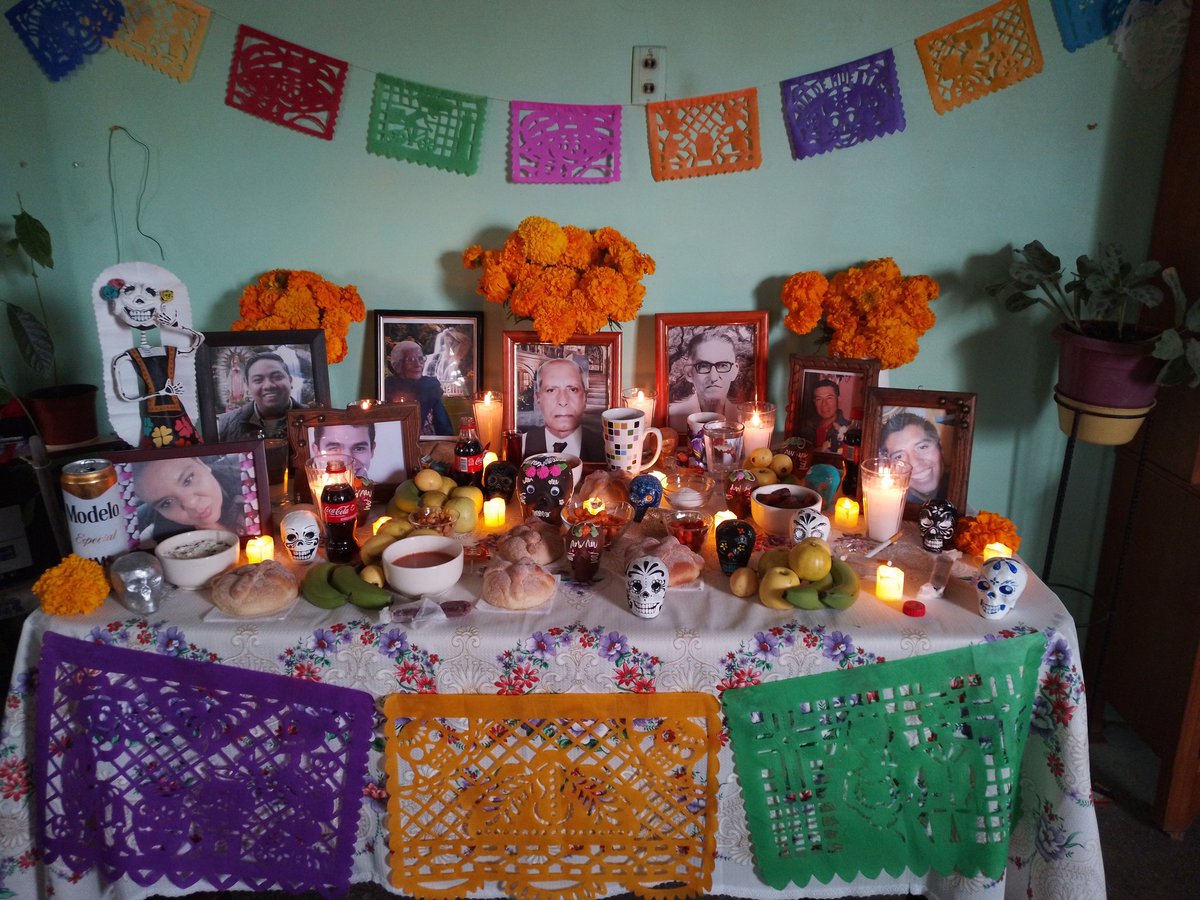 Ya no lloramos como hace tres años, aunque seguimos extrañándote un chingo, papá 💜
#DiaDeMuertos
