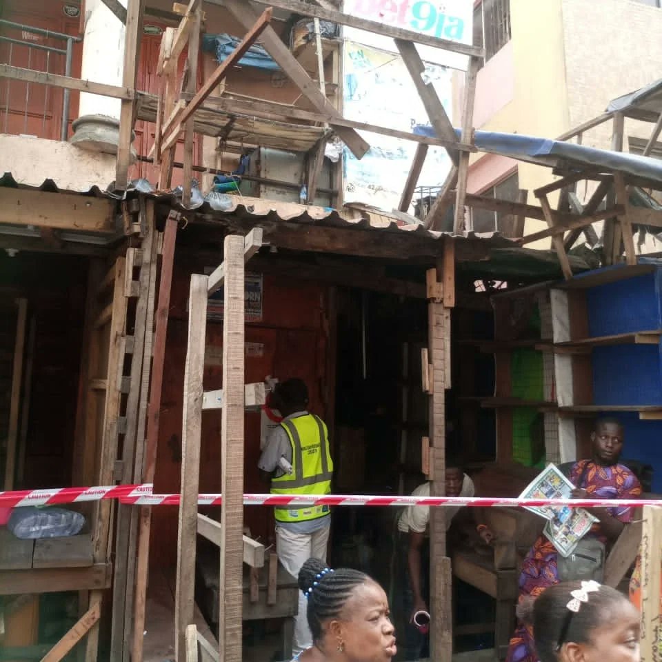 Earlier today, the Lagos State Safety Commission sealed a number of commercial lockup shops warehousing firecrackers in very unsafe conditions. The 8 shops are located at Dosumu Market, Lagos Island. We will continue to ensure the safety of Lagosians