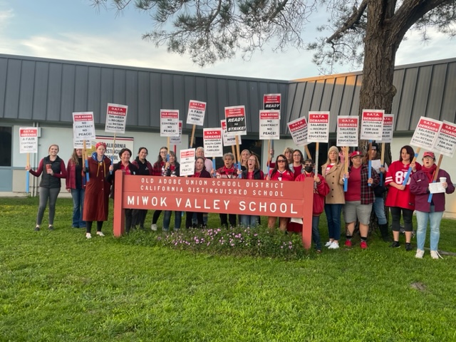Help us send Old Adobe Teachers’ Association love and solidarity! OATA educators picketed this morning to show the district they’re ready to strike for a fair contract that supports student success!
#WeAreCTA #WeAreOATA #InSolidarity #StrikeReady