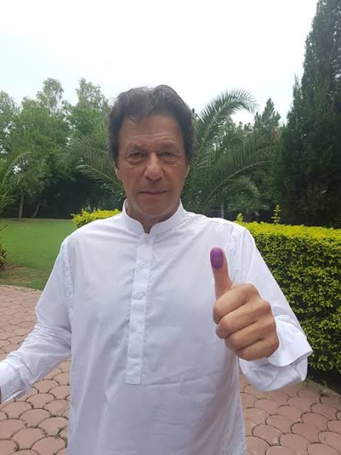 اگر طاقتور لوگ کرپٹ عناصر کے لیے راستہ کھول رہے ہے تو اب یہ عوام کی ذمہ داری ہے کہ ان تمام  کرپٹ عناصر کے خلاف سیسہ پلاٸی دیوار بن جاٸیں

 ووٹ صرف کپتان کا