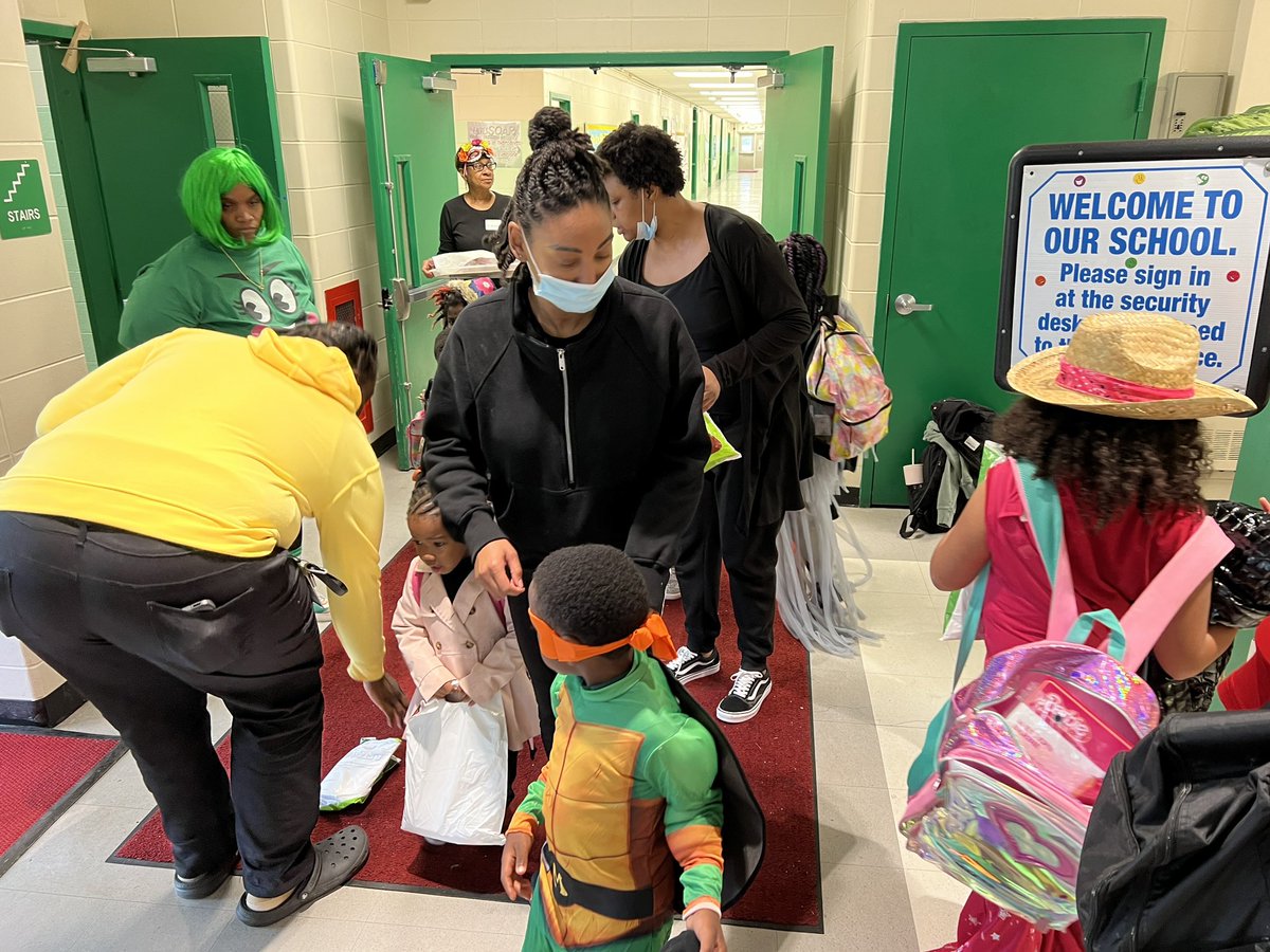 What a great time I had playing “Trick or Treat” w/the students from @MalcolmXDCPS & Principal Barry & Mr. Wilson who made it all happen. Very grateful to the students for allowing #ANC8E to celebrate Halloween 🎃 w/them. Special thanks to Commissioner Wells 8E01 & Ofcr Preston