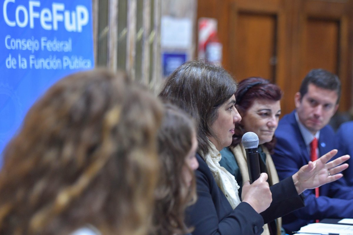 📣  Participamos de la 4ta asamblea ordinaria 2023 del <a href="/COFEFUP/">Cons Fed Funcion Pub</a>.

La ministra <a href="/kellyolmos/">Kelly Olmos</a> expuso en el panel de Fortalecimiento de redes interinstitucionales: la relación del #CoFeFuP con el Consejo Federal de Salud y el Consejo Federal del Trabajo.