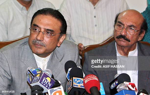 ARJumani786's tweet photo. جیالے کمر کس لیں
ہم مکمل تیاری کے ساتھ میدان میں اتر رہے ہیں۔ صدر آصف علی زرداری
سید قائم علی شاہ جیلانی
@BBhuttoZardari @ShahNafisa
@Bhuttoiest
#PPPDigitalKhairpur
#TeerPyThappa ✌️ https://t.co/QPJiu7gkHy