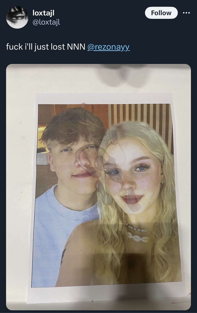 BRO WIXXT AUF EIN AUSGEDRUCKTES BILD VON REZON UND MIA