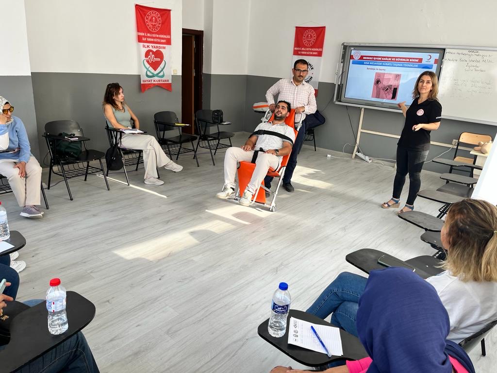 Tarsus,Silifke,Anamur’dan sonra Erdemli ilçemizde de İlkyardım eğitim şubemizi açtık.Destek veren herkese teşekkürler.🙏⁦<a href="/tcmeb/">Millî Eğitim Bakanlığı</a>⁩ ⁦<a href="/Yusuf__Tekin/">Yusuf Tekin</a>⁩ ⁦<a href="/omurfatih/">Ömür Fatih Karakullukçu</a>⁩ ⁦<a href="/meb_dhgm/">Destek Hizmetleri Genel Müdürlüğü</a>⁩ ⁦<a href="/ozkan_meb/">Özkan AVCI</a>⁩ ⁦<a href="/cemalunal_/">C.ÜNAL</a>⁩ ⁦<a href="/MersinMEM/">Mersin İl Millî Eğitim Müdürlüğü</a>⁩⁦<a href="/fazilet_durmus/">Fazilet Öğretmen 🇹🇷</a>⁩