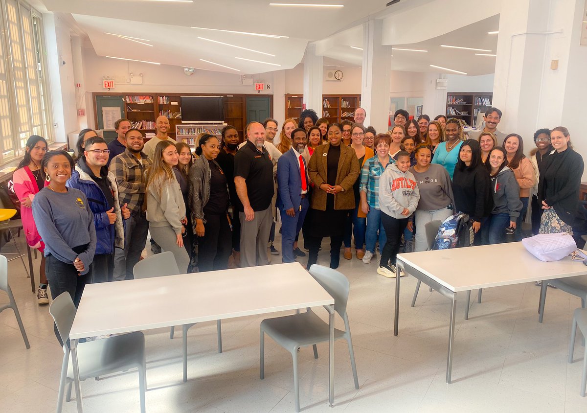 Dr_JVanEss's tweet photo. Welcome IA Principal Abdul-Hameed of AMT and Principal William Johnson of @QMHSKnights.🎉Principal Johnson has spent his last 8 years at AMT doing amazing work and has transitioned to @QMHSKnights to take it to new heights. We look forward to Principal Abdul’s leadership at AMT. https://t.co/SICawRBUYU