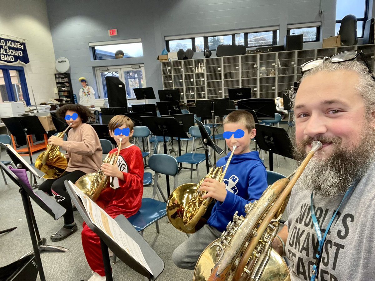 rogerchagnon3's tweet photo. Making the world a better place, one French horn at a time. 😊
#musiceducation #beginnerBand https://t.co/WqLs1oQU1B