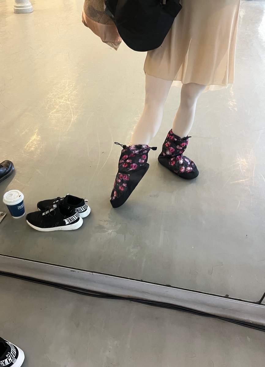 bella_chan0229's tweet photo. マキシム・ベロセルコフスキ先生のクラスの参加者限定、バレエショップ BLOCKのブーティー配布が行われました✨黒の花柄が可愛い🌸 World Ballet Day!! https://t.co/sXKChKRelN