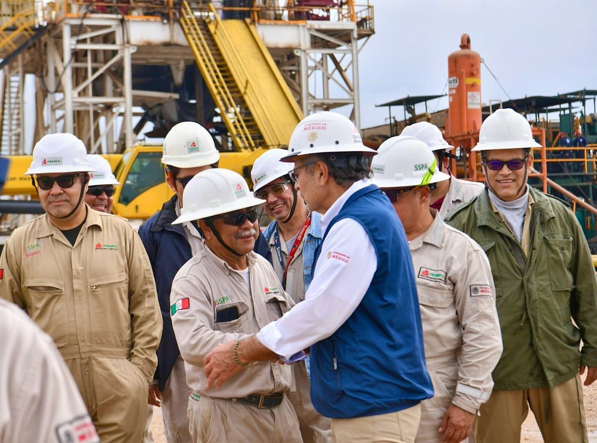 DiarioPresente's tweet photo. #Entérate🗣 El Director General de #PEMEX, Ing.@OctavioRomero_O, visitó en Jalpa de Méndez, #Tabasco, la localización del pozo #Cibix 401 EXP, para supervisar los avances en el desarrollo del campo terciario Cibix y en la perforación los pozos Cibix-2 y Cibix-4. https://t.co/bwmgUK7Ua9