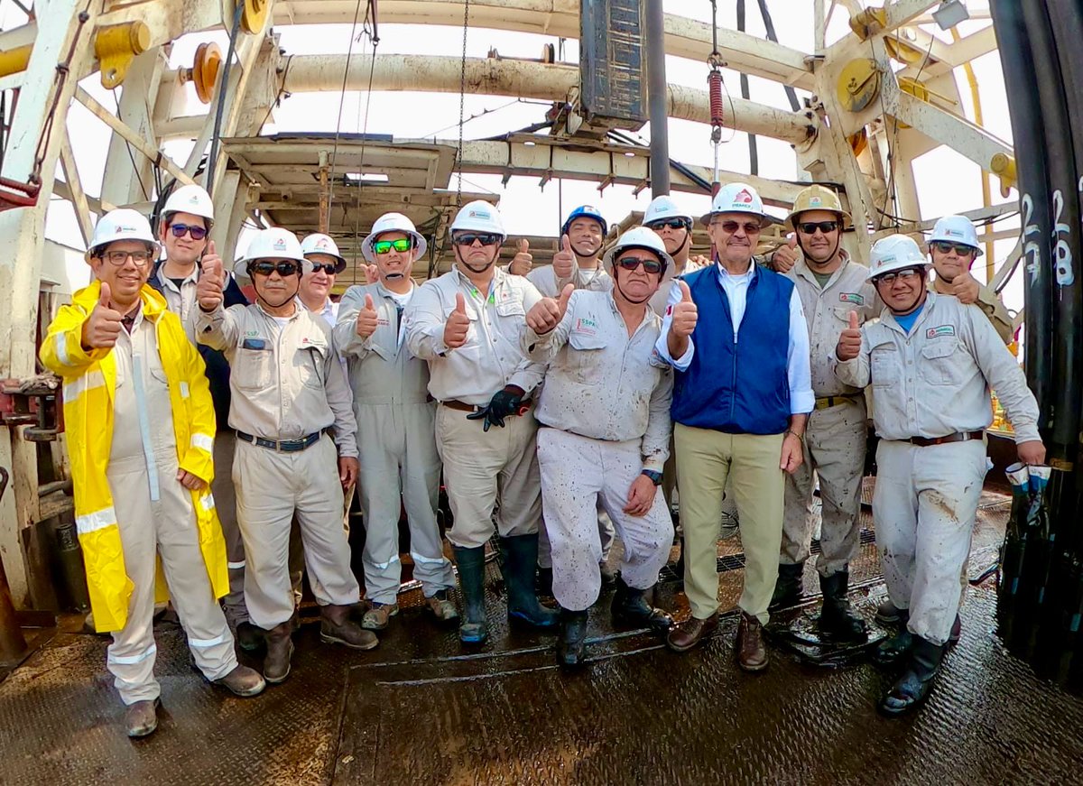 DiarioPresente's tweet photo. #Entérate🗣 El Director General de #PEMEX, Ing.@OctavioRomero_O, visitó en Jalpa de Méndez, #Tabasco, la localización del pozo #Cibix 401 EXP, para supervisar los avances en el desarrollo del campo terciario Cibix y en la perforación los pozos Cibix-2 y Cibix-4. https://t.co/bwmgUK7Ua9