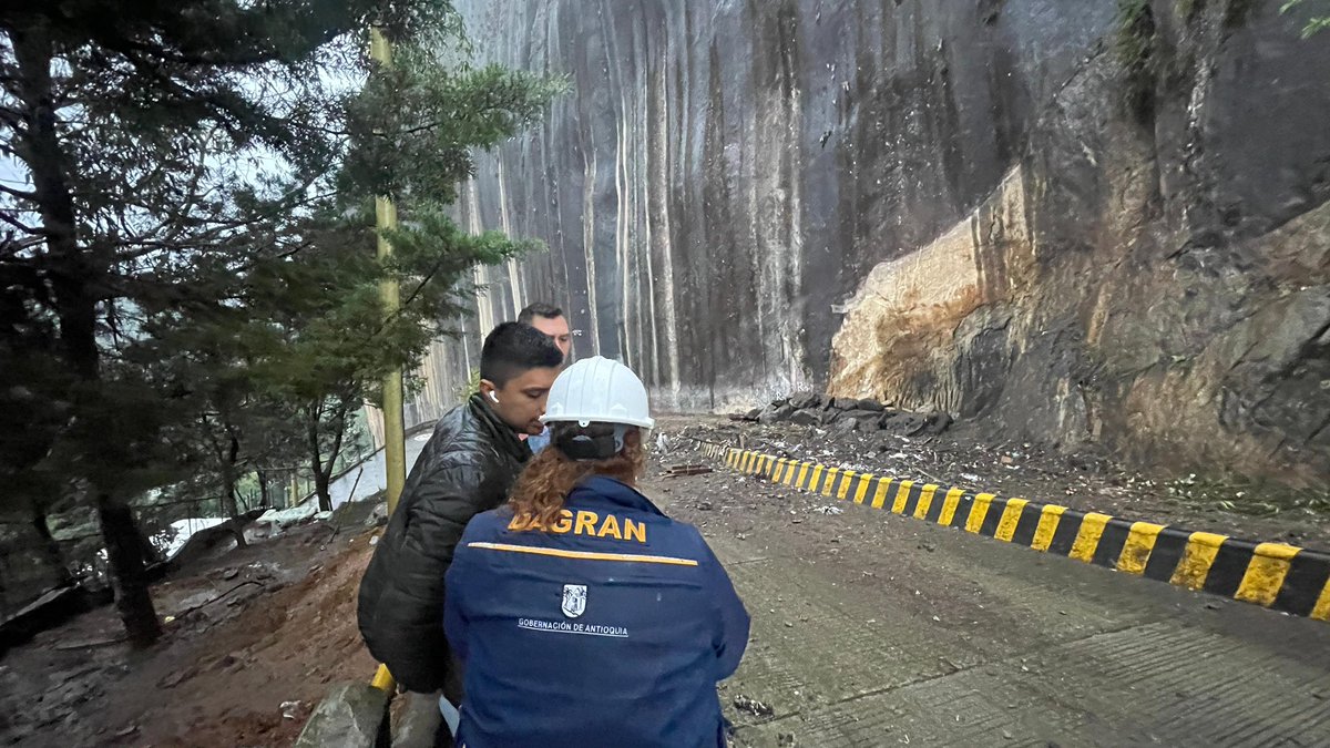 DagranAntioquia's tweet photo. Nuestro equipo de geólogos, ingenieros y pilotos drone en compañía del Consejo Municipal de Gestión del Riesgo de Guatapé, realizan evaluación técnica en la Piedra del Peñol, tras desprendimiento de material en la parte alta que dejo 15 personas lesionadas https://t.co/0C9ctQdzIE