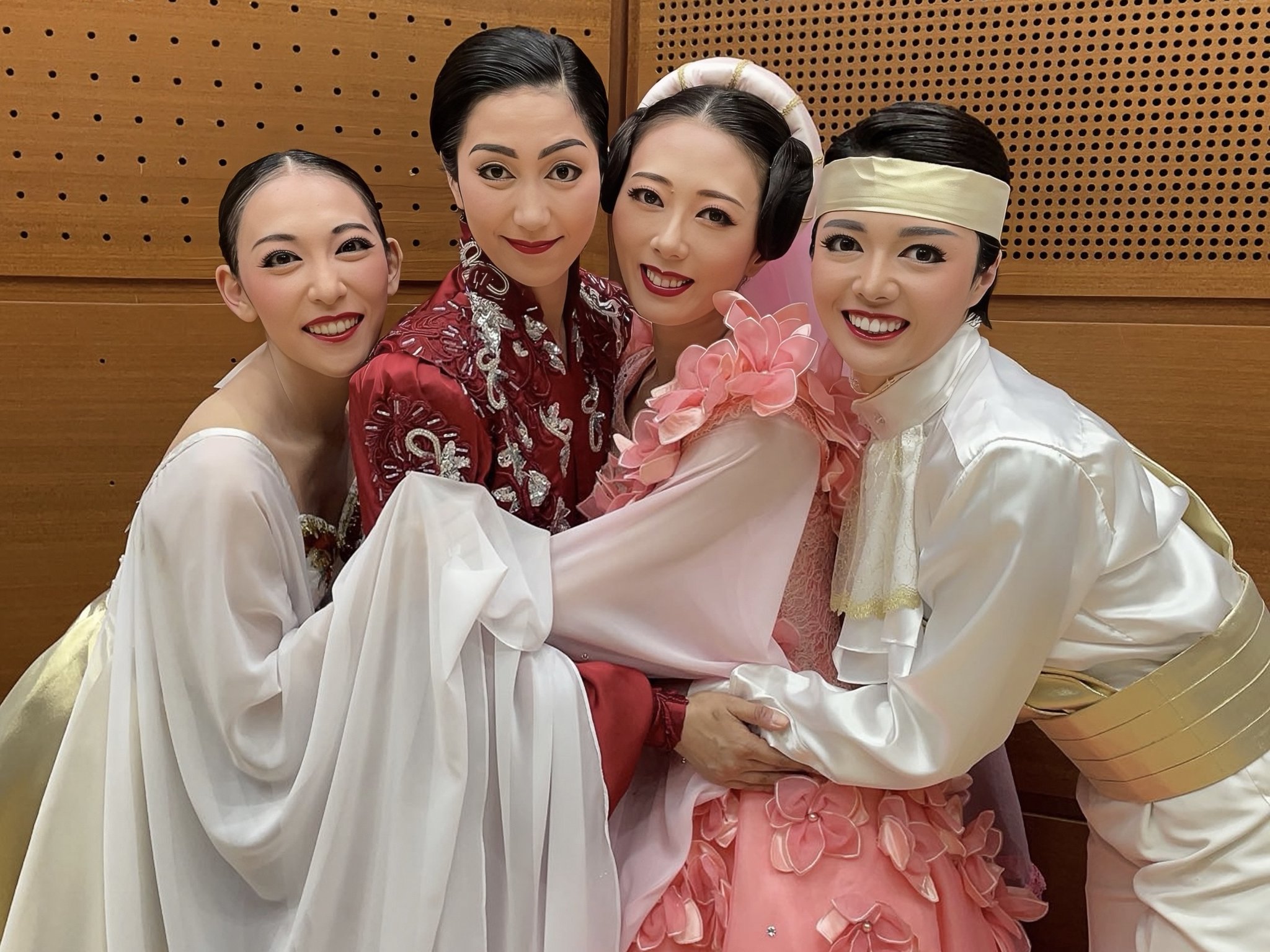 二科会会員・齋藤三郎　人気の赤いドレスの少女 奇跡の人間国宝コンビ」片岡仁左衛門×坂東玉三郎” 和樂2•3月号