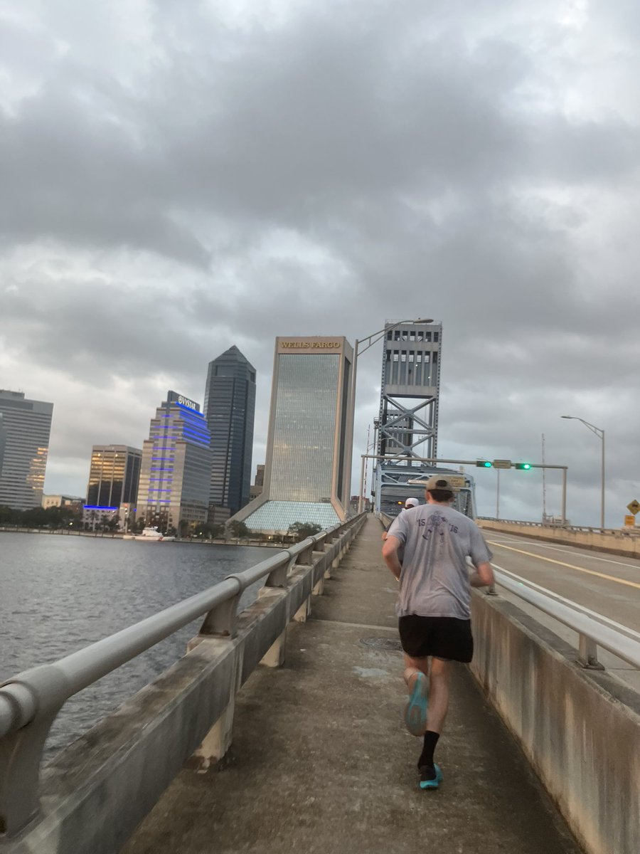 Up and over the Main Street Bridge for our first club run around @DTJax 🏃‍♂️