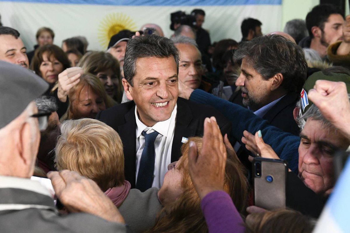 unionxlapatria's tweet photo. “Cada vez que haya un abuelo y una abuela que necesite de la protección de la seguridad social en la Argentina, nosotros tenemos que ir al abrazo”. 

📸 — @SergioMassa se reunió con jubilados y jubiladas en Mar del Plata. https://t.co/isl63diJ78