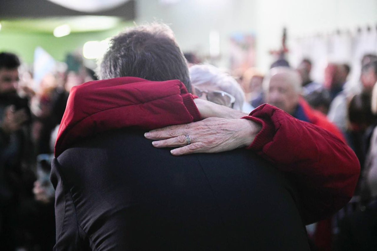 unionxlapatria's tweet photo. “Cada vez que haya un abuelo y una abuela que necesite de la protección de la seguridad social en la Argentina, nosotros tenemos que ir al abrazo”. 

📸 — @SergioMassa se reunió con jubilados y jubiladas en Mar del Plata. https://t.co/isl63diJ78