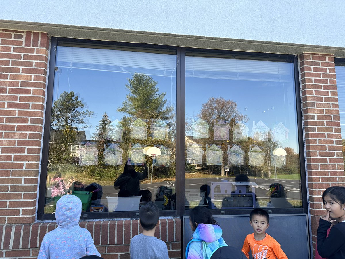 We are beginning our study of plants! We prepared for a lima bean dissection and created our own Sprout houses. 

We placed lima beans and wet paper towel by our window …. what will happen next?

Stay tuned! 👀

@PotowmackES #EaglesDeserveIt23
#science