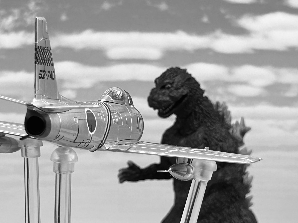 akabou_himawari's tweet photo. ゴジラ-1.0公開！！
原点の初代ゴジラです。
#ゴジラマイナスワン #ゴジラ #ゴジラの日 #Godzilla #GodzillaMinusOne📷 #HOBBYMASTER #ホビーマスター #M24 #Chaffee #チャーフィー #F86 #Sabre #セイバー
映画の評判がかなり良さそうなので、観にいくのが楽しみ😃
まぁ、少し落ち着いてから https://t.co/MydkBGOXZa