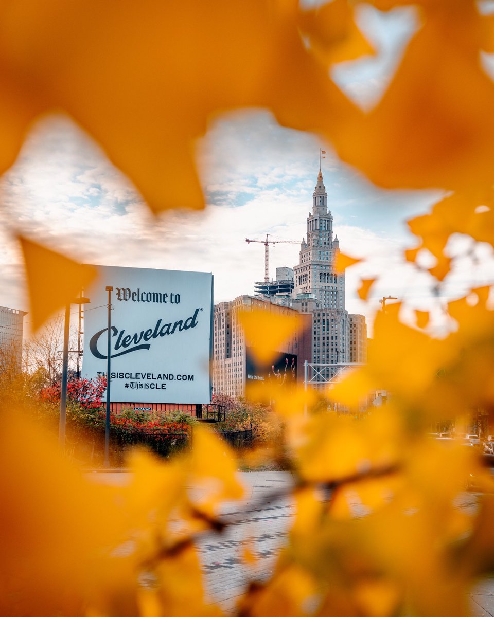 GabeWasylko's tweet photo. Autumn Skyscrapers in Cleveland, OH https://t.co/iyUkDjdwYQ