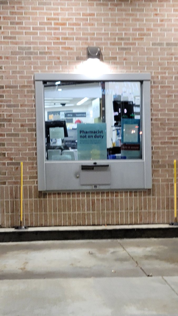 jkirk01's tweet photo. @Walgreens Same situation tonight at 6:34. https://t.co/3awjWXX5o2