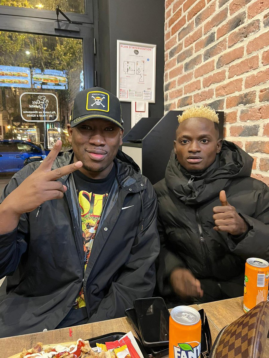 Petitfally01's tweet photo. Paris brille la nuit ✨🌟

Carré avec Mon Papa Mokobe 🙌🏽❤️

Rendez-vous ce 25 Novembre à Paris La Defense Arena 🏟️🇫🇷

#PETITFALLY https://t.co/xyOJunyISj