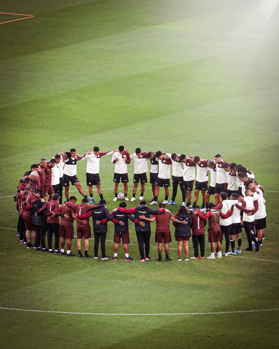 Universitario's tweet photo. 𝗙𝗨𝗘𝗥𝗧𝗘𝗦 𝗬 Ⓤ𝗡𝗜𝗗𝗢𝗦, 𝗦𝗜𝗘𝗠𝗣𝗥𝗘 💪🤝

#ConLaUHastaElFinal https://t.co/UzQuXc4oap