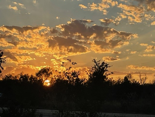 ChikageWeather's tweet photo. Gorgeous sunset this evening!
Thanks to Pam U. - Wilson for the pic from Del Valle!
I'm not sure if I'm ready for sunsets in the 5 o'clock hour yet, but they're coming starting Sunday as Daylight Saving Time ends and Central Standard Time begins.
#atx #atxwx #atxsunset #cbsaustinwx