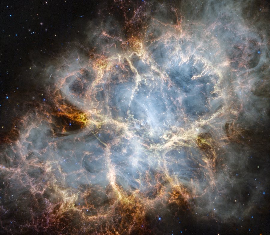 Una imagen producida por la NIRCam (Cámara de Infrarrojo Cercano) y MIRI (Instrumento de Infrarrojo Medio) del James Webb revela nuevos detalles de la Nebulosa del Cangrejo en infrarrojo. La espectacular imagen muestra diferentes elementos químicos rojo-anaranjados y azules, polvo amarillo-blanco y verde, y una luz blanca lechosa creada por partículas aceleradas. La compleja estructura de la nebulosa ovalada se asienta sobre un fondo negro. 

Crédito: NASA, ESA, CSA, STScI, T. Temim (Universidad de Princeton). 